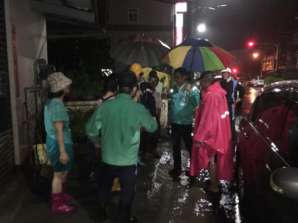 民進黨高雄市長參選人陳其邁23晚間冒著風雨前往高雄各地勘災。 圖：陳其邁競選辦公室／提供