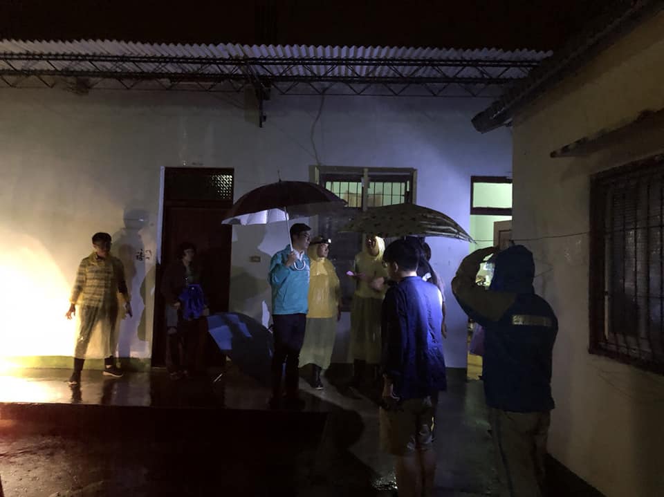 陳其邁探望當地居民並了解雨災及農損情形。 圖：陳其邁競選辦公室／提供
