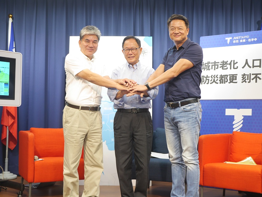 國民黨台北市長參選人丁守中今（24）天發表「加速城市防災都更政策」，邀請前內政部長李鴻源與前台北縣長周錫瑋前來背書。 圖：聶良恩／攝