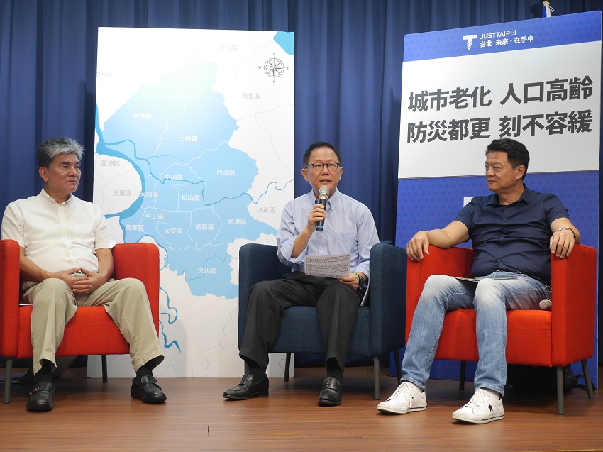 國民黨台北市長參選人丁守中今（24）天發表「加速城市防災都更政策」，邀請前內政部長李鴻源與前台北縣長周錫瑋前來背書。 圖：聶良恩／攝