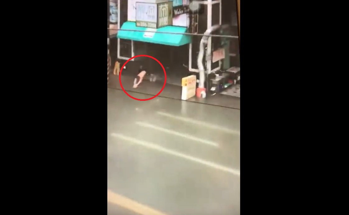 「台南諸事會社」社團今早有民眾拍到安平運河溢滿，水位已滿出來至人行步道。 圖：翻攝自台南諸事會社影片
