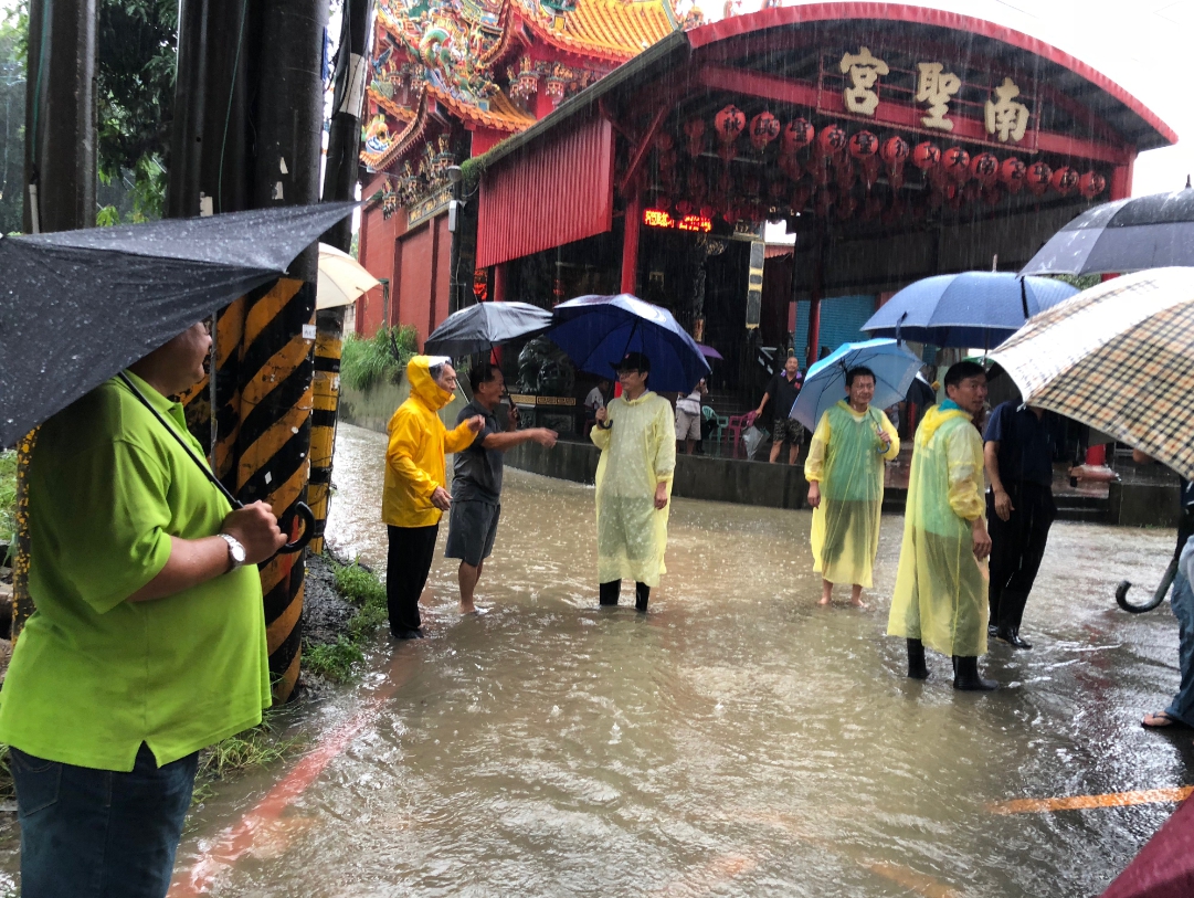 陳其邁今早持續前往大寮等地掌握淹水情形。 圖/陳其邁選辦