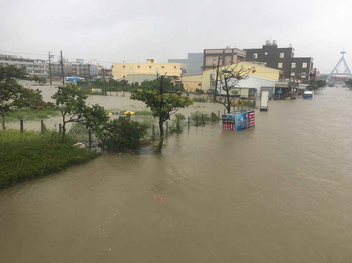 嘉義縣沿海地帶遭豪大雨轟炸，成了水鄉澤國。 圖：嘉義縣政府/提供
