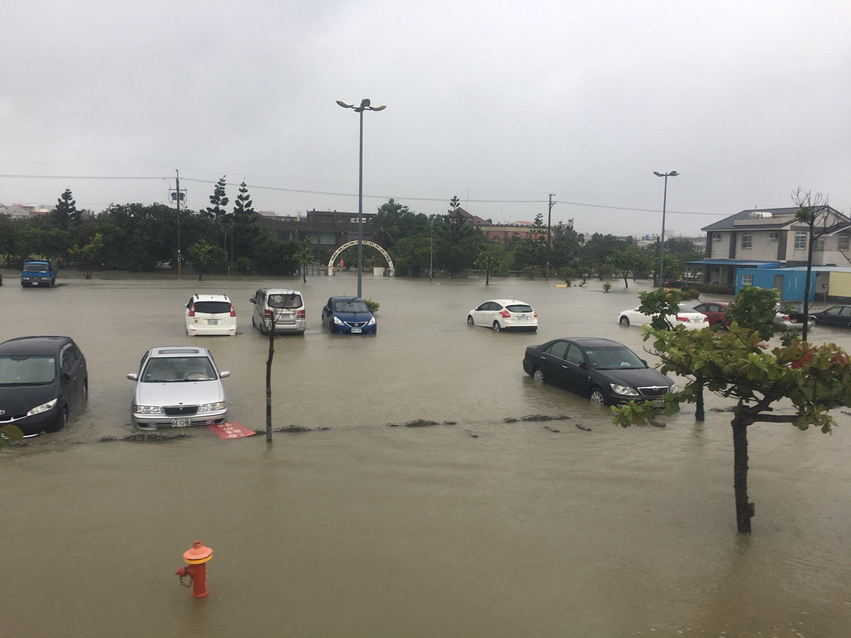 嘉義縣沿海地帶遭豪大雨轟炸，變成汪洋一片，多輛汽車泡在水中。 圖：嘉義縣政府/提供