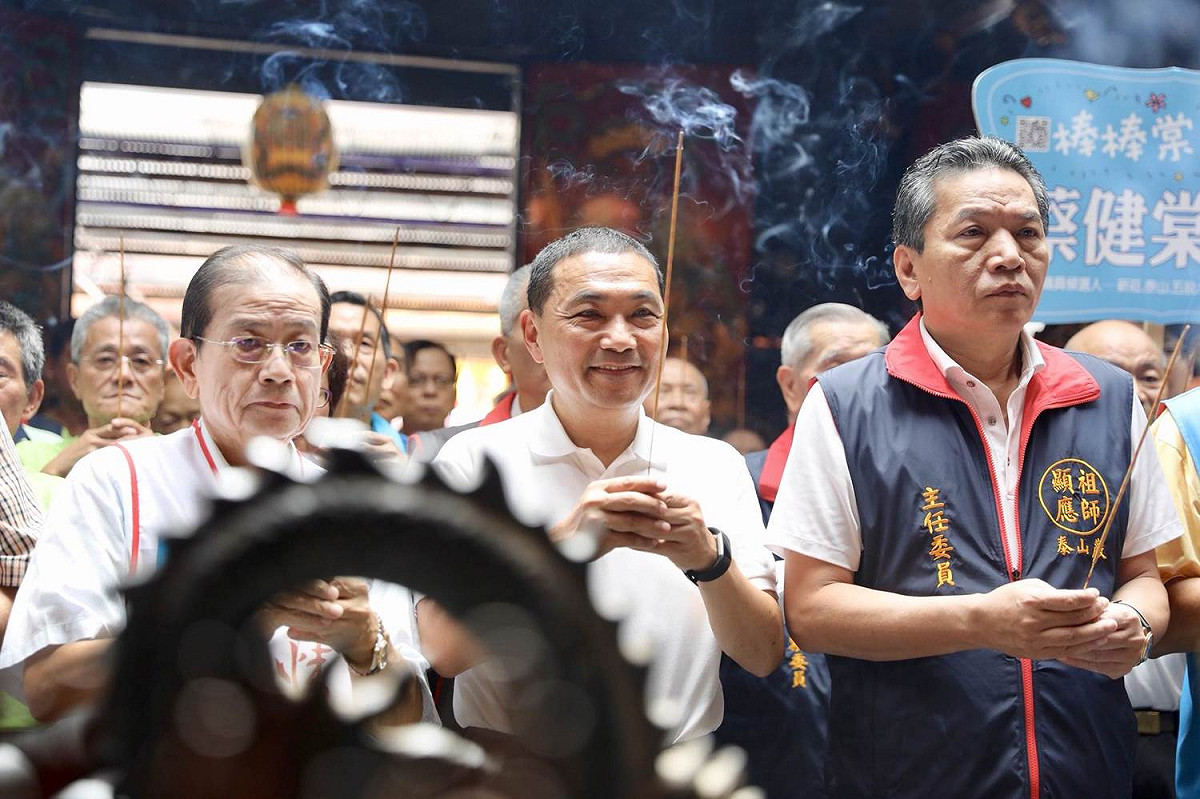 李鴻鈞今早在侯友宜到下泰山巖參拜時全程陪同。 圖：侯友宜競選辦公室／提供