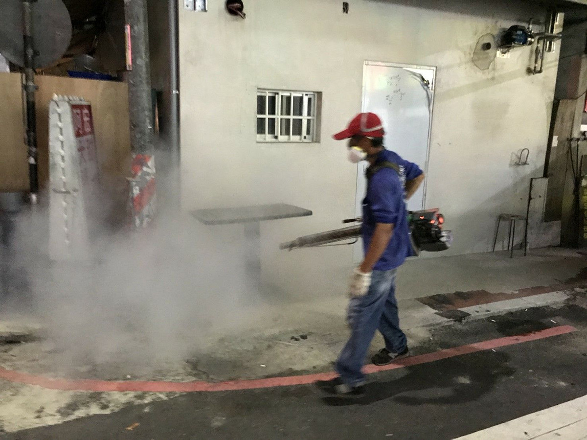 新北市環保局昨晚派員前往新莊豐年市集區連夜消毒。 圖：新北市政府／提供