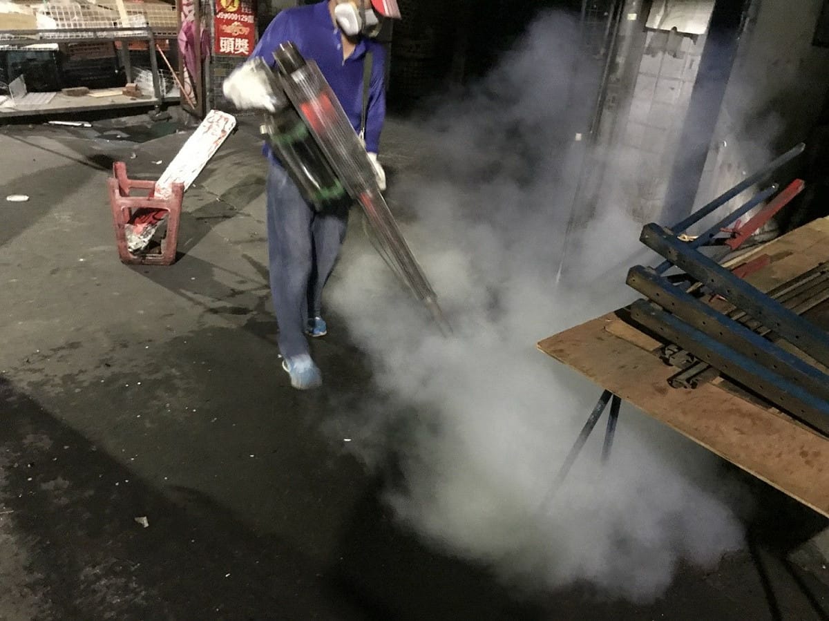 新北市環保局昨晚派員前往新莊豐年市集區連夜消毒。 圖：新北市政府／提供