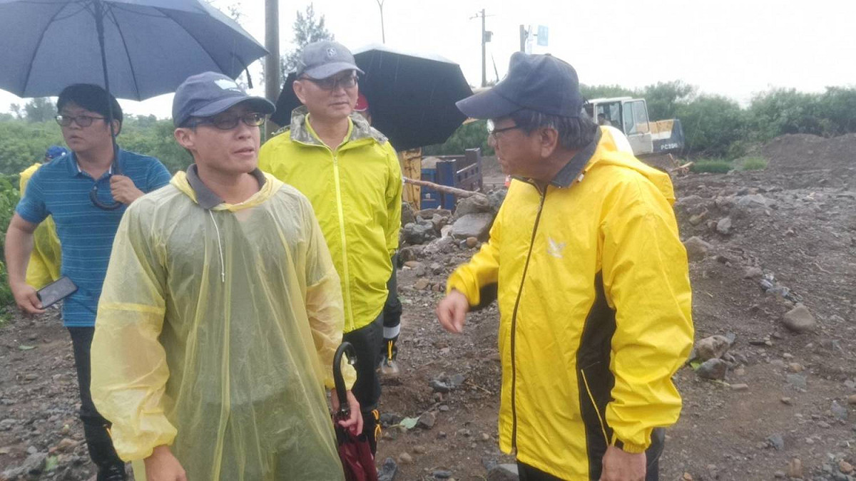 潘孟安指出，三地門鄉青山村土石流保全戶17人在24日凌晨撤離、依親，獅子鄉潛勢區平安救出25人，也平安安置，沒有人員傷亡 圖：屏東縣政府/提供