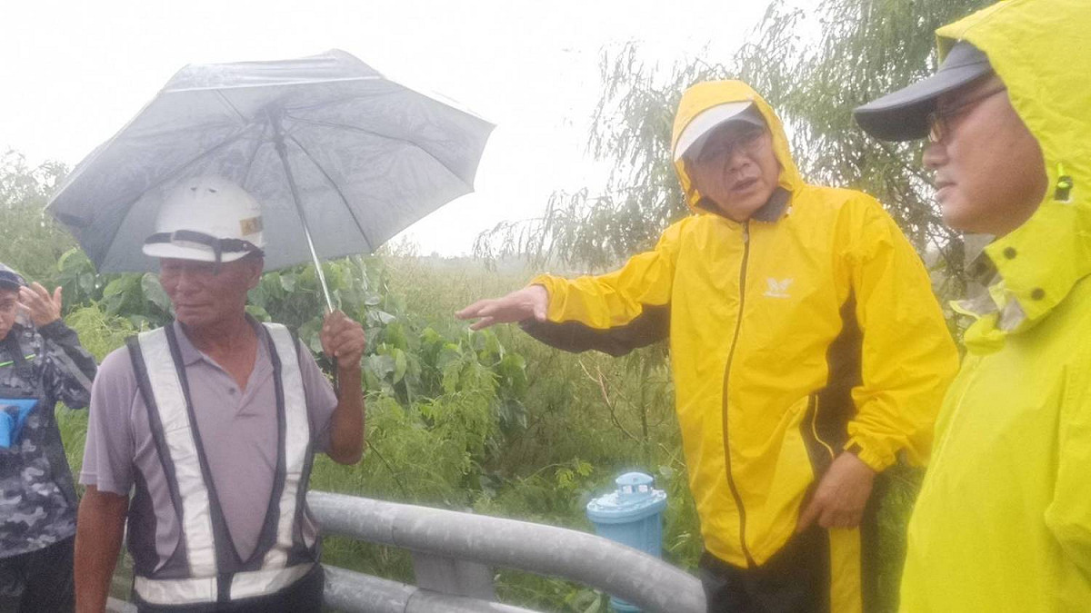 屏東縣境內因積水造成多處土石滑落及道路封閉，目前經相關單位搶救，已陸續恢復通行。 圖：屏東縣政府/提供