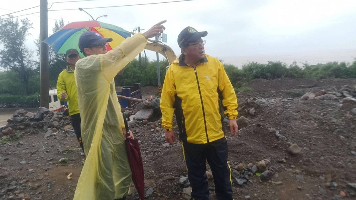 潘孟安下午趕往台26線7.5公里處竹坑段，視察土石流影響路面問題 圖：屏東縣政府/提供