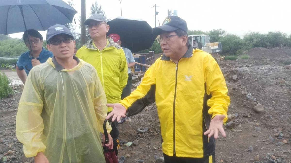 潘孟安下午趕往台26線7.5公里處竹坑段，視察土石流影響路面問題 圖：屏東縣政府/提供