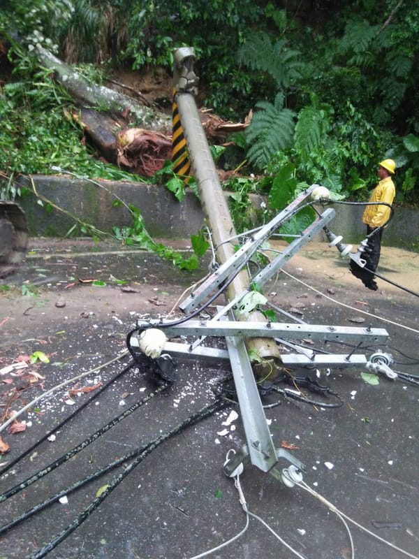 嘉義山區雨勢不斷，道路多處中斷電線桿也應聲倒地，台電人員冒雨上山搶修。林務局嘉義林區管理處表示，阿里山森林遊樂區25日將持續休園。 圖：台電嘉義區營業處提供