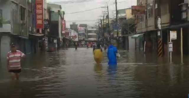 高雄岡山地區積水嚴重。 圖：翻攝自網路