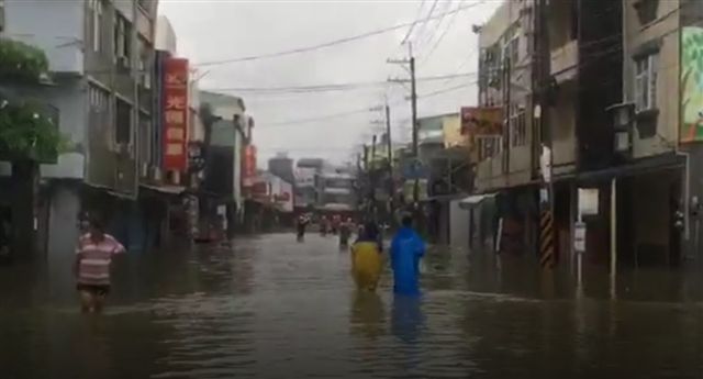 高雄岡山地區積水嚴重。 圖：翻攝自網路