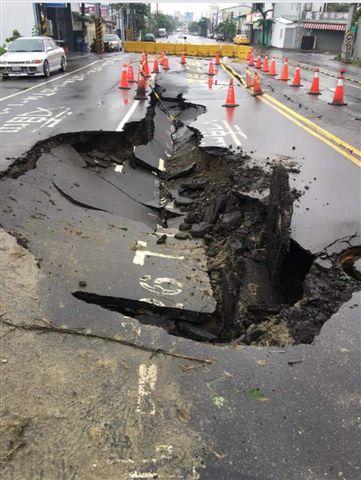 岡山區通橋路235號前道路塌陷。 圖：市議員隉淑美/提供