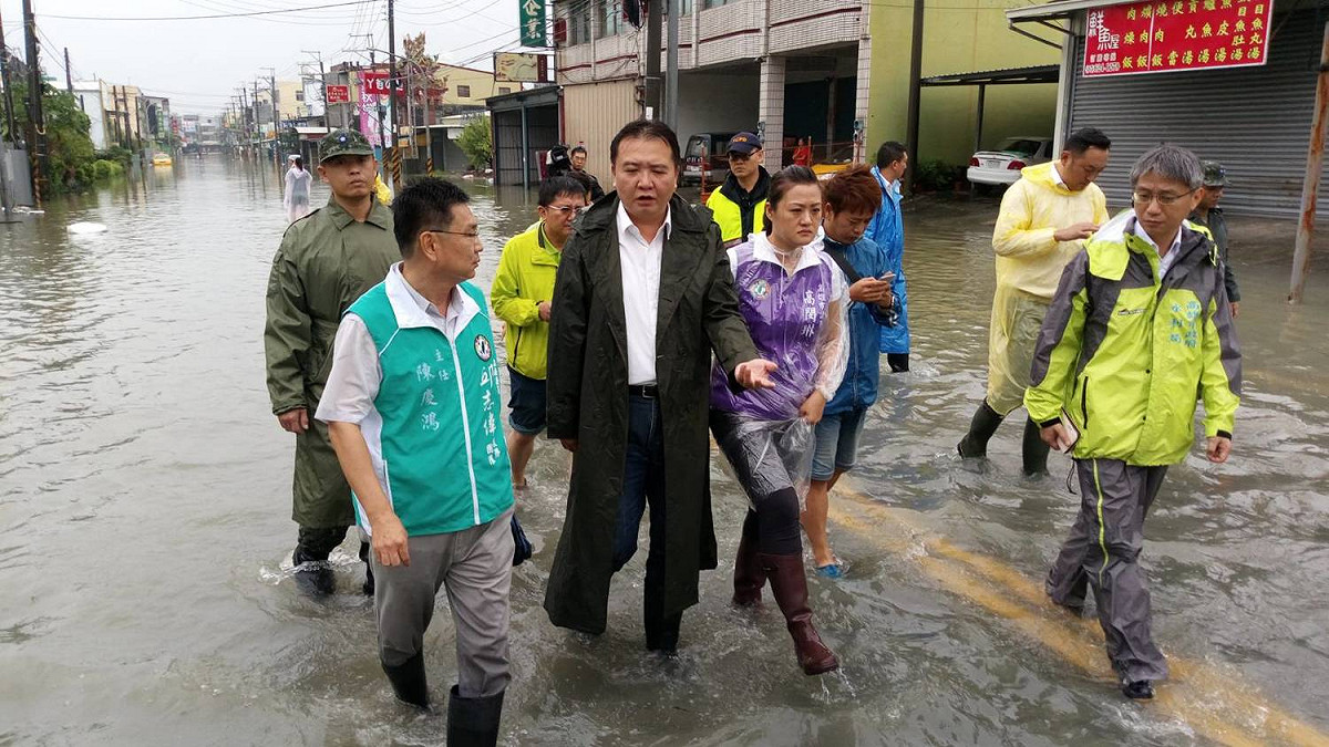 高雄市長許立明表示，目前增派移動式抽水機，立即調集至北溝、土庫排水處，加速排水工作。 圖：高雄市政府/提供