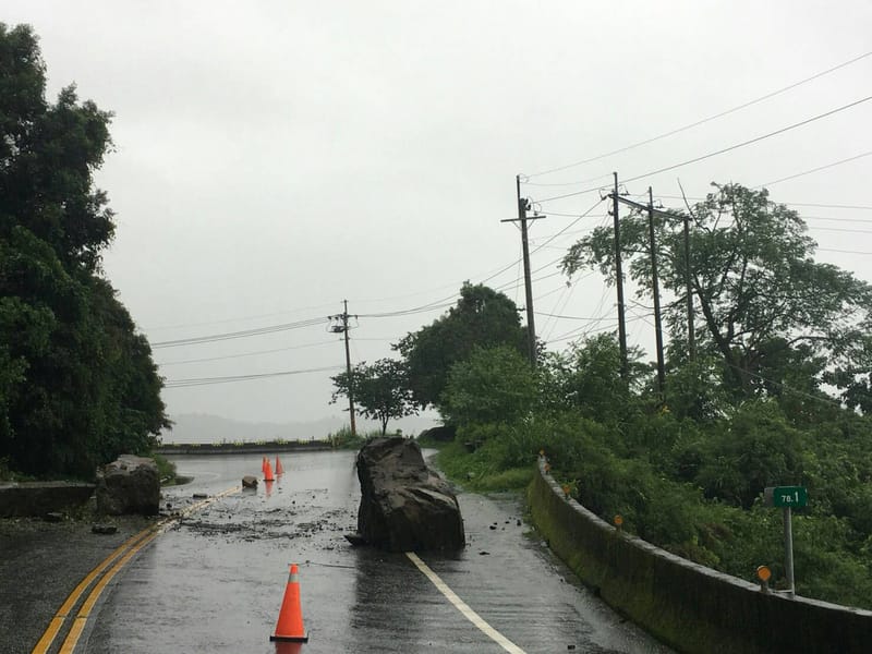 嘉義山區雨勢不斷，台18線阿里山公路24日傳出零星落石，非必要應避免入山。 圖：竹崎警分局提供