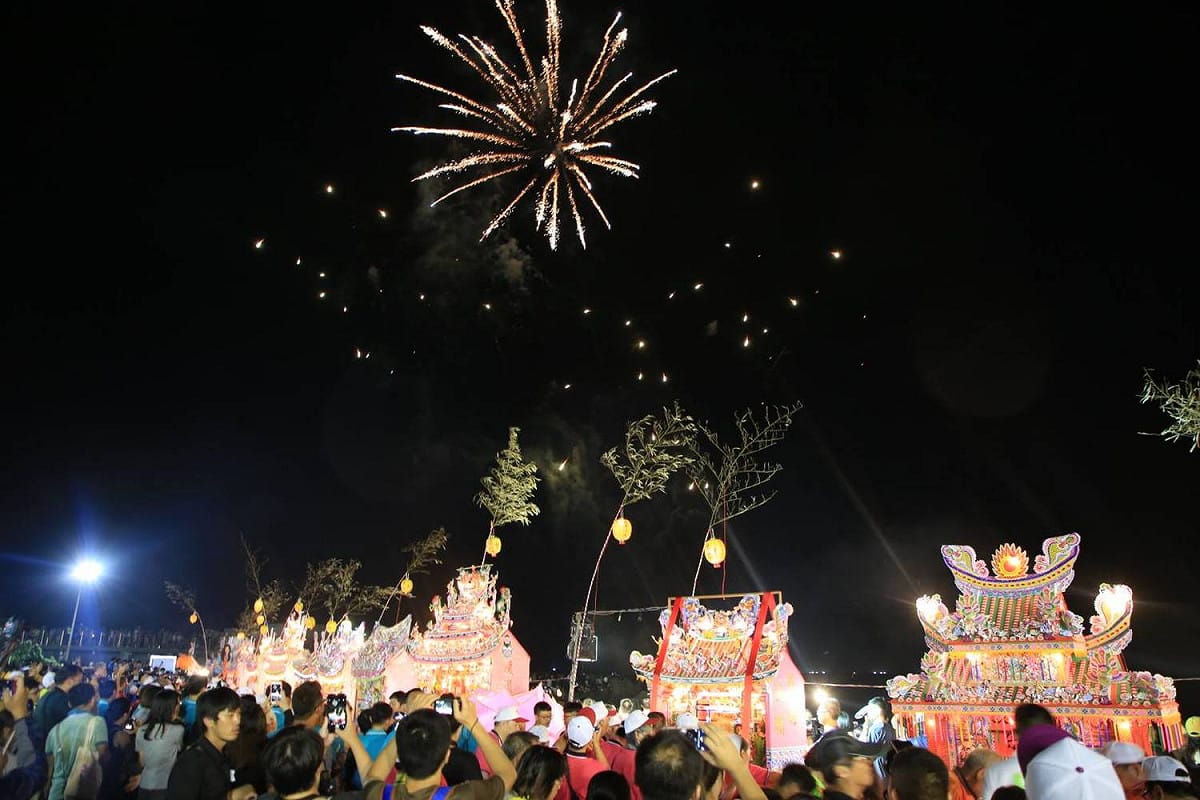 台灣最具特色傳承164年的鷄籠中元祭，昨日晚間於基隆市區進行中元祭的重頭戲放水燈大遊行。 圖：基隆市政府/提供