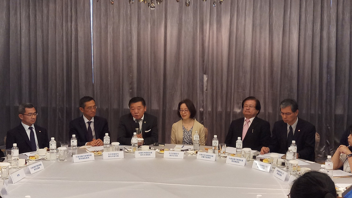 「台灣非洲經貿協會」理事長孫杰夫分享非洲從商經驗。 圖：外交部/提供