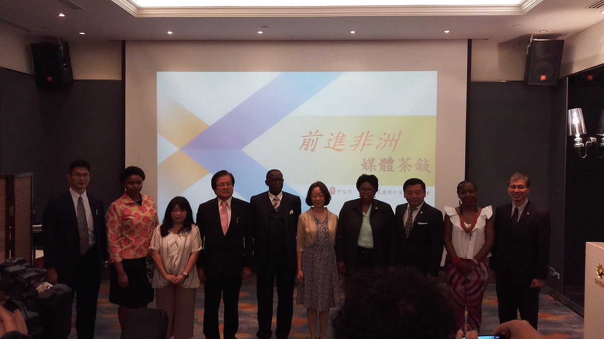 活動後葉司長與南非駐台代表麥哲培等重要來賓合影。 圖：外交部/提供