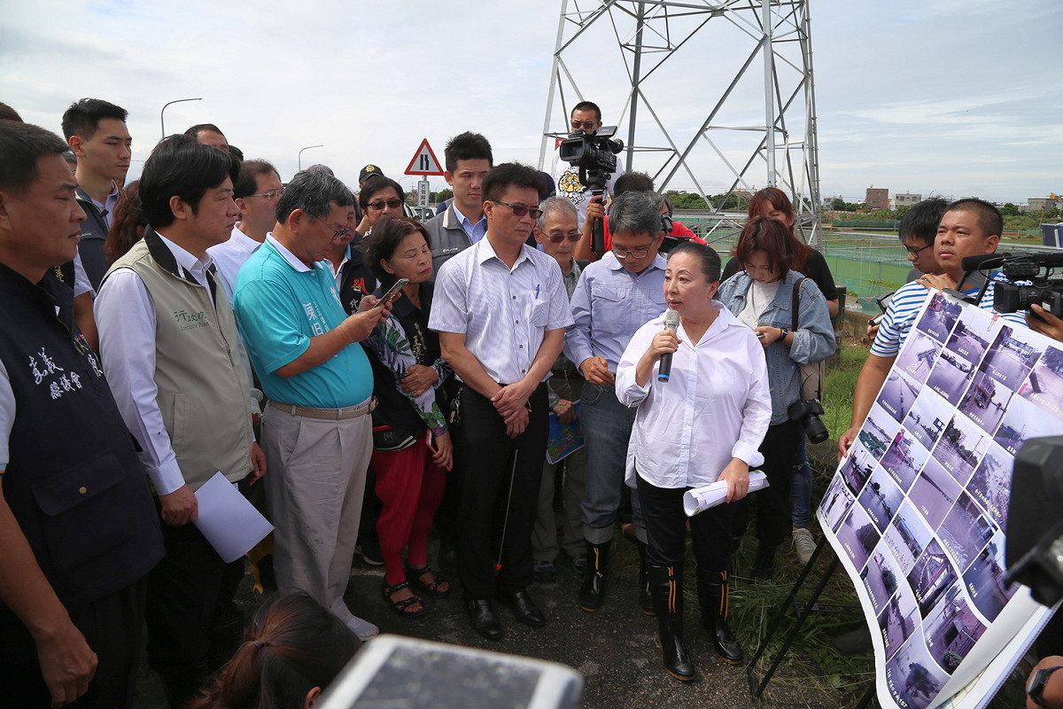 行政院長賴清德南下嘉義勘災，並與嘉義縣長張花冠一同至新港鄉埤子頭滯洪池預定地及朴子市農損現地視察。 圖：嘉義縣政府/提供
