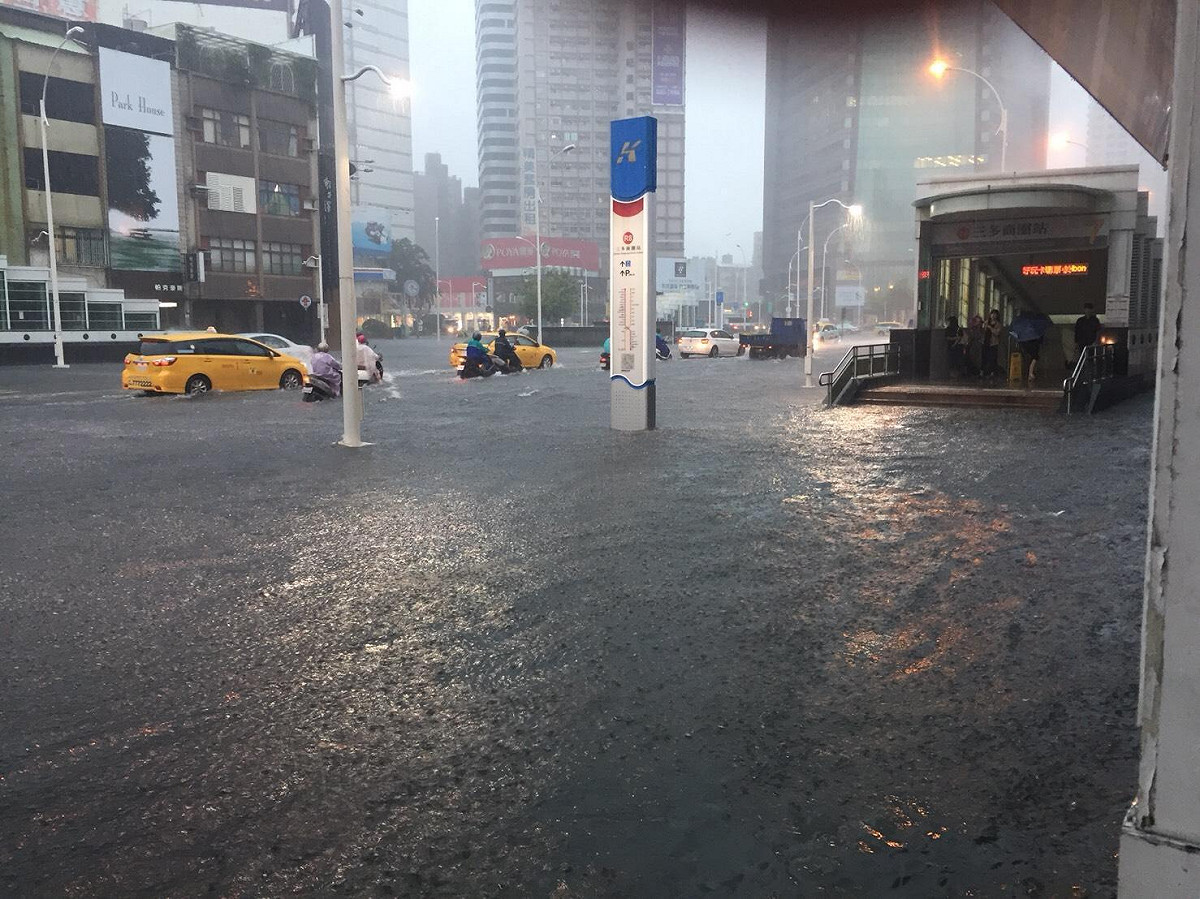 熱帶性低氣壓影響連日豪雨轟炸南台灣，造成多個地區淹水嚴重。 圖：翻攝我是高雄人臉書社團