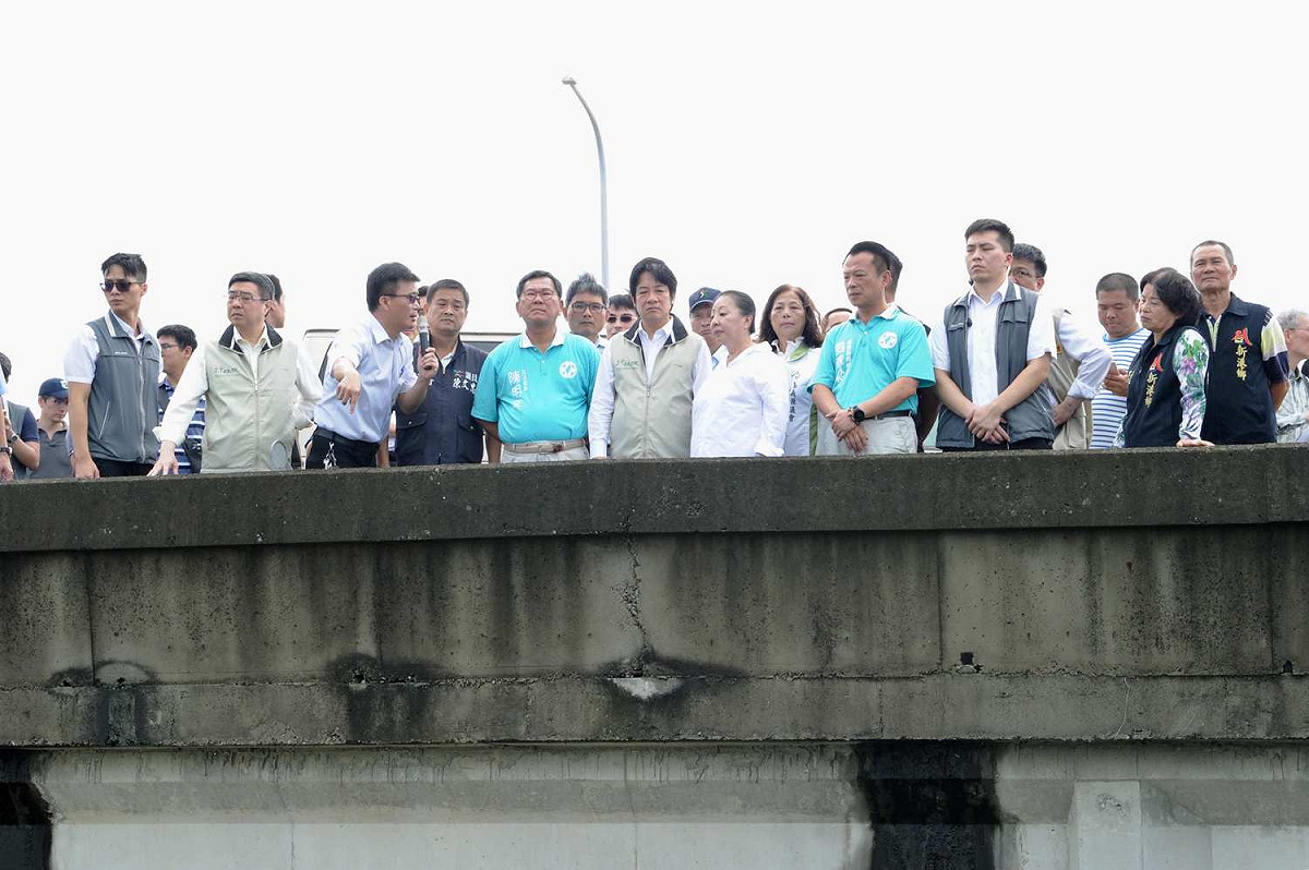 行政院長賴清德今天到嘉義縣埤子頭滯洪池預定地視察時強調，治水成敗，他一肩扛起。 圖：行政院/提供