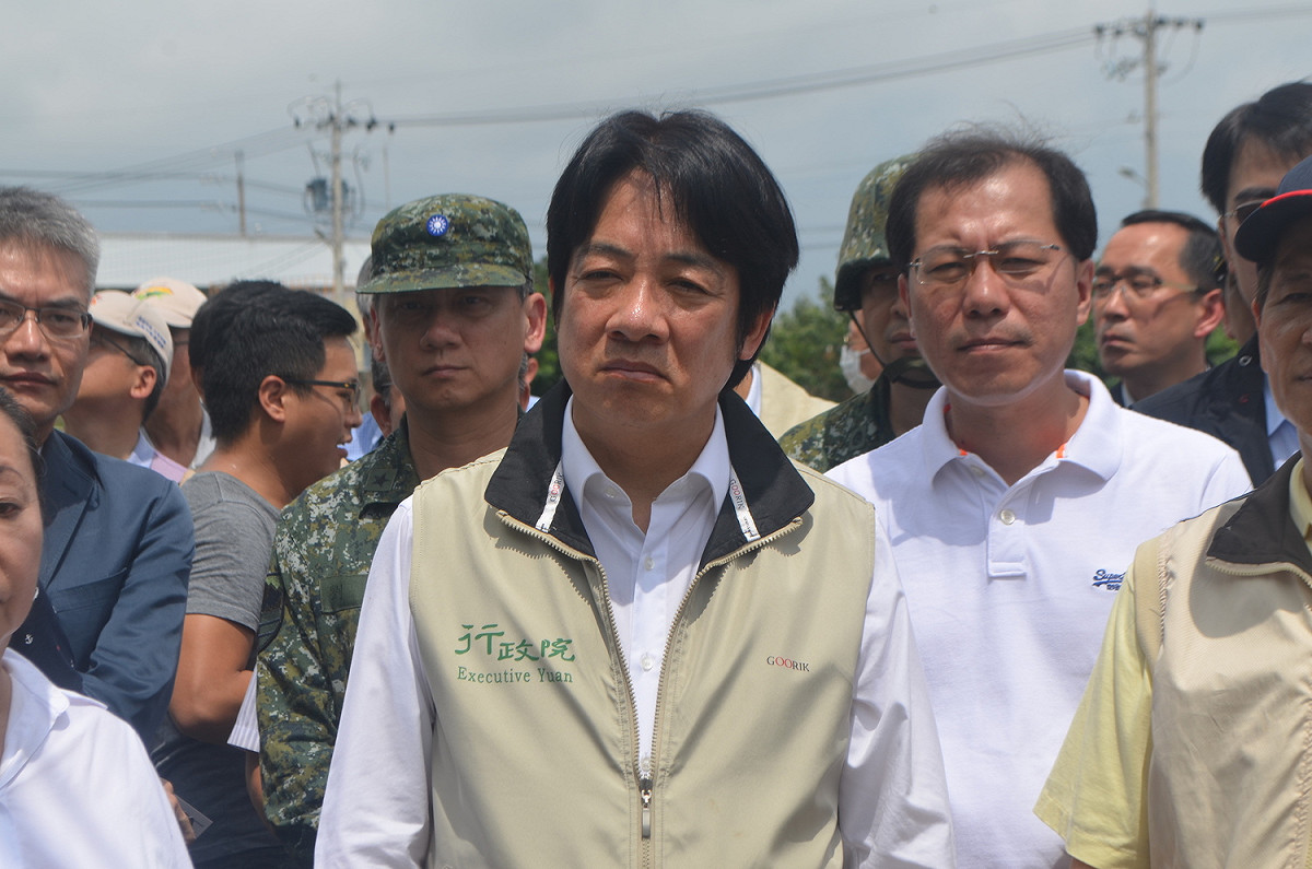 見到養豬場裡豬隻「屍橫遍野」，受災農戶苦不堪言，賴清德面色凝重。 圖：蔡坤龍/攝