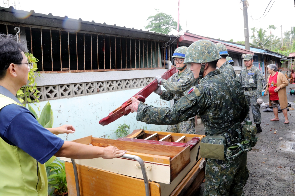 國軍弟兄協助台南地區災後整治工作。 圖：台南市政府提供