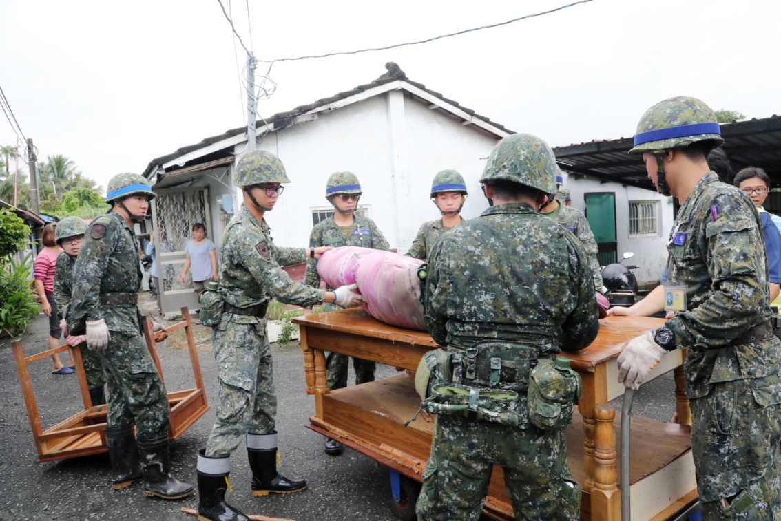 為了救災，國軍已經出動共24人前進災區。 圖：台南市政府提供