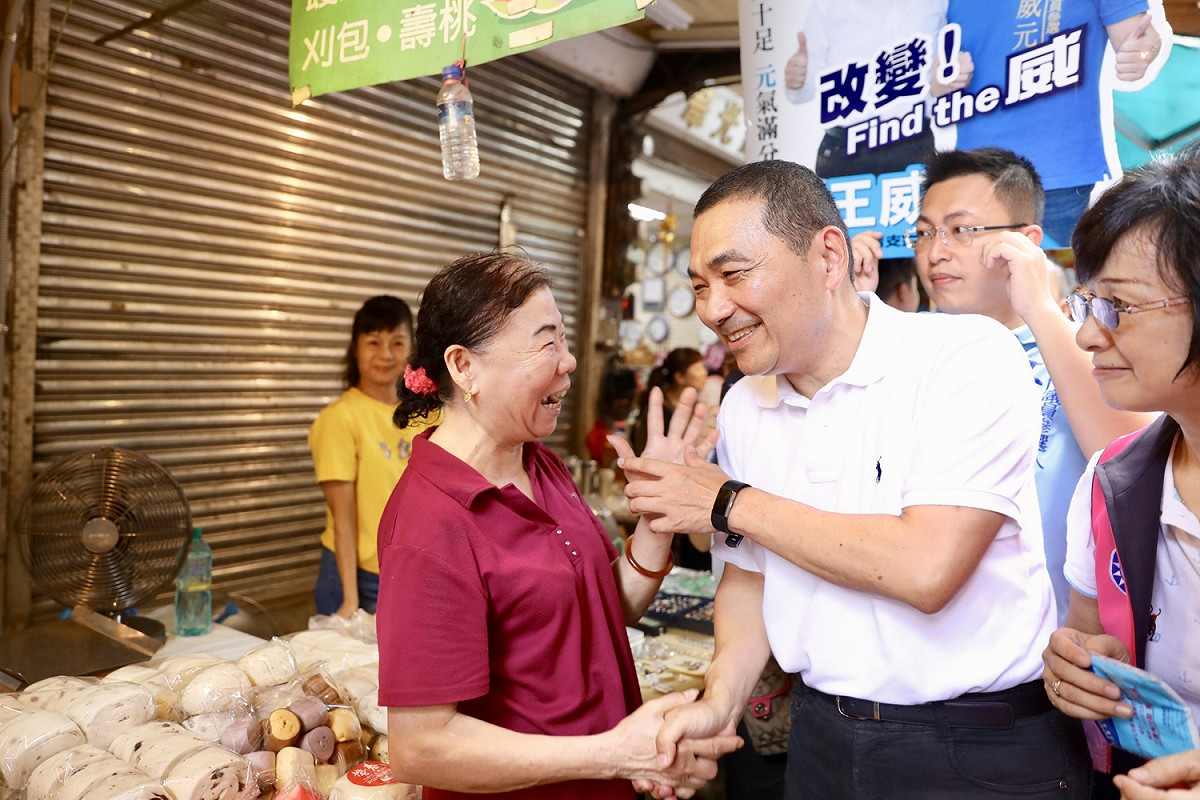 侯友宜今早到大同市場掃街拜票向假日買菜民眾問安。 圖：侯友宜競選辦公室／提供
