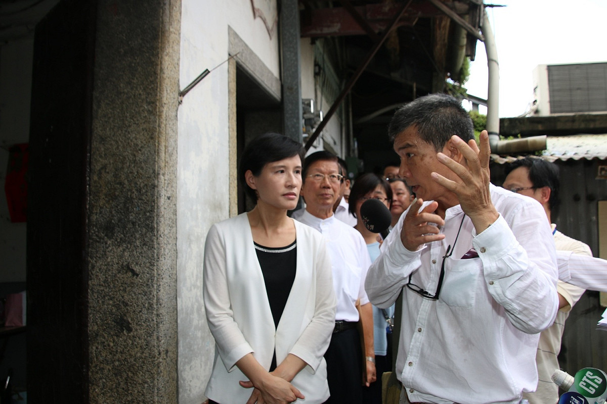 陳家第八代子孫陳應宗(右)向文化部長鄭麗君導覽陳悅記祖宅。 圖：文化部提供