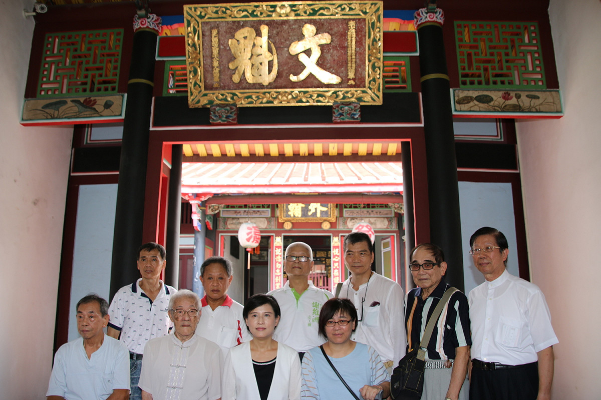 文化部長鄭麗君及與會者於陳悅記祖宅公媽廳第一進前廳合影 圖：文化部提供