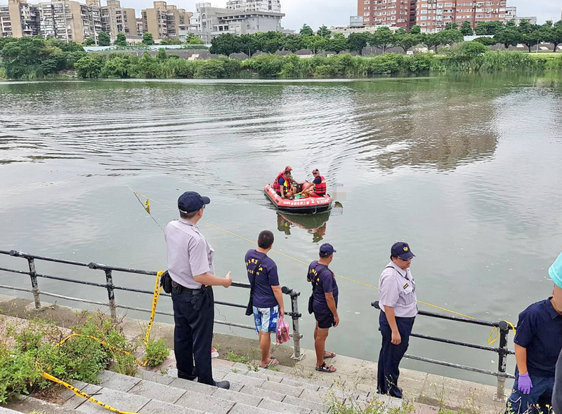 新北市警方25日委請中華民國海上救生協會新北分會，持續打撈加拿大籍男子分屍案殘肢，在華中橋下抽水站附近尋獲一袋屍塊。 圖：警方/提供
