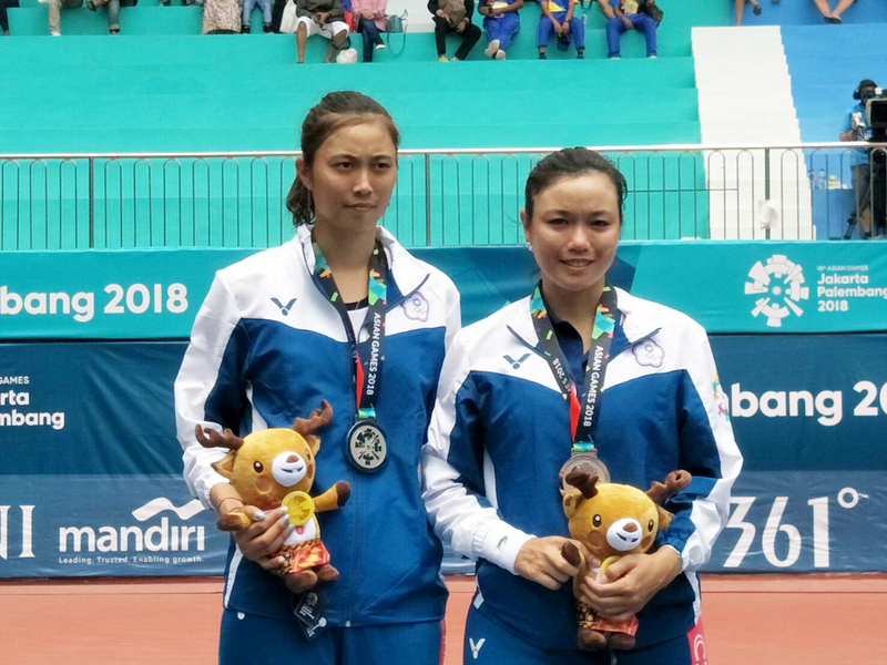 2018雅加達亞運，台灣網球姊妹花詹詠然（右）、詹皓晴（左）25日在網球女雙決賽摘銀；兩人受訪時一度哽咽，詹詠然透露曾有不想打國家隊想法，但仍堅持住，並期待下一次再披國家隊戰袍。 圖：中華奧會/提供