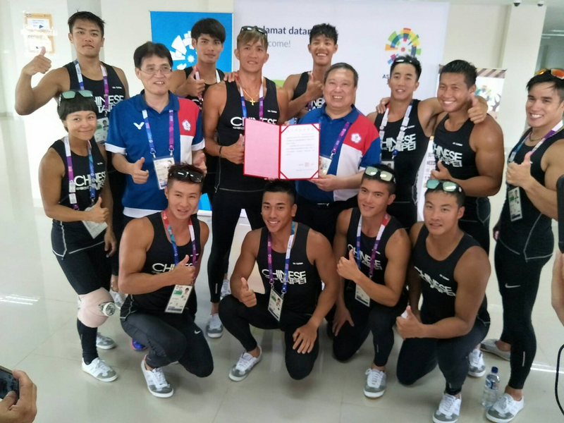 2018雅加達亞運男子龍舟200公尺決賽25日下午登場，中華隊終場以51秒358摘銀，賽後開心合影。 圖：中華奧會/提供