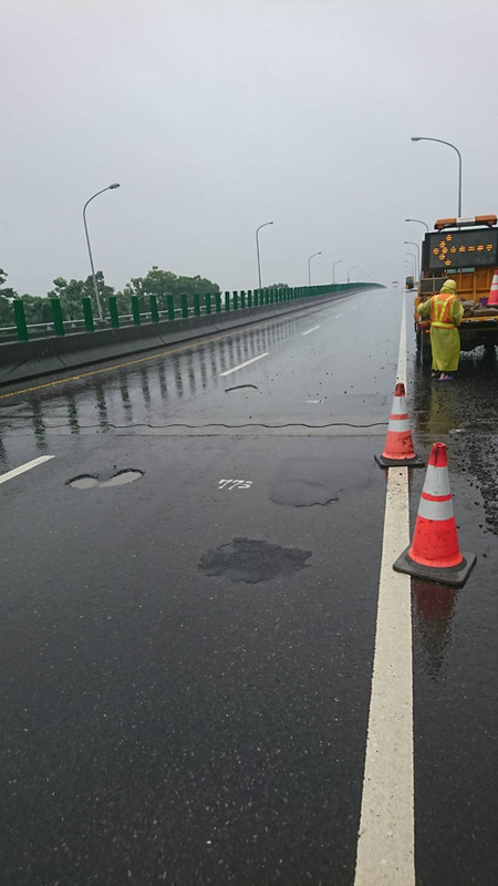 台南市近日遭雨彈強襲，讓台86線東西向快速道路出現多處裂縫及坑洞，公路總局第5區養護工程處25日表示，現正全力搶修中。 圖：第5區養護工程處提供