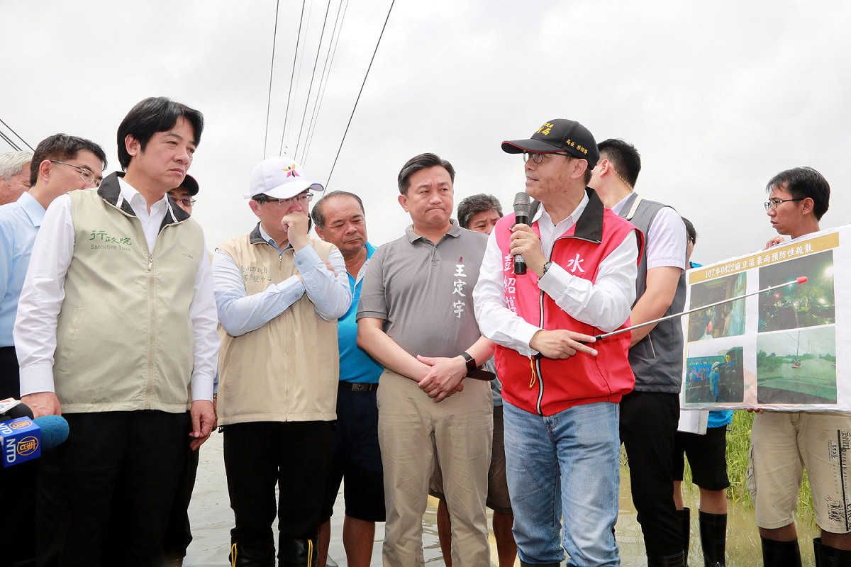 台南市長李孟諺和行政院賴清德前往麻豆視察，了解地方積淹水情況 圖：台南市政府/提供