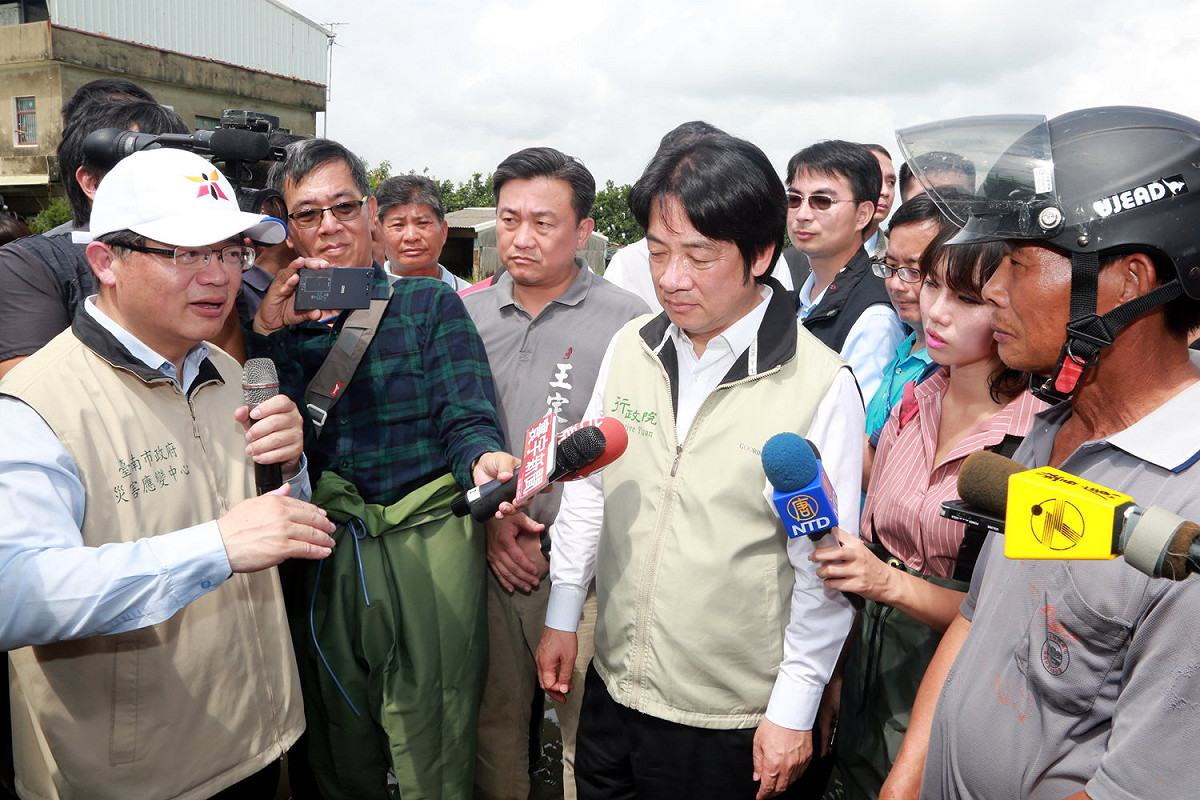 台南市長李孟諺和行政院賴清德前往麻豆視察，了解地方積淹水情況 圖：台南市政府/提供