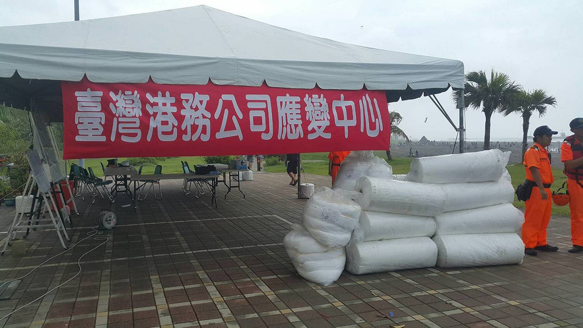 高雄港務分公司於旗津海水浴場救生站設立緊急應變中心前進指揮所。 圖：台灣港務高雄分公司提供