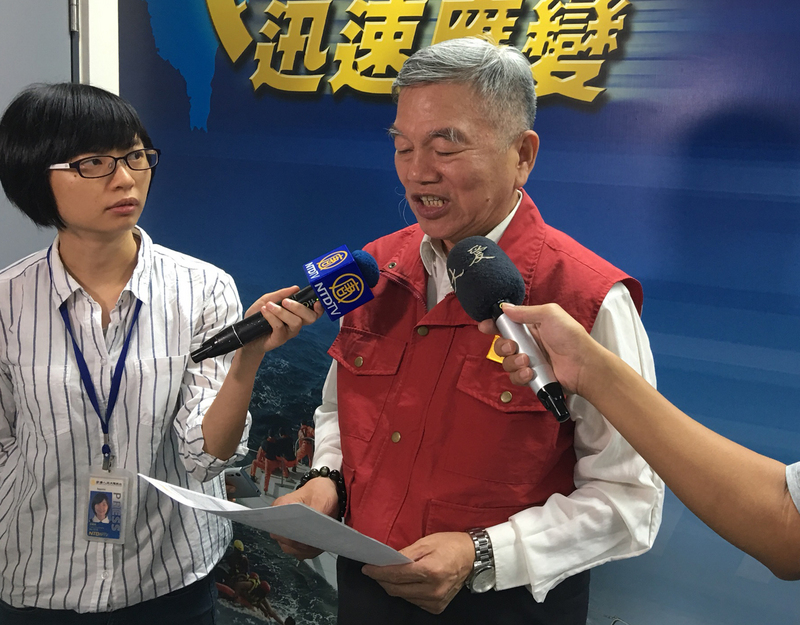 防災中心指揮官、經濟部長沈榮津（右）25日表示，目前僅剩138戶未復電，全台供水已恢復正常；鐵公路運輸方面也已經恢復正常。 圖：中央社