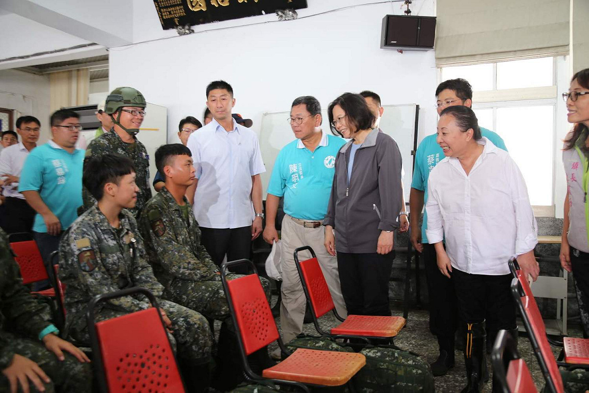 蔡英文今天到嘉義縣勘災，慰問辛勞的國軍弟兄。 圖：嘉義縣政府/提供