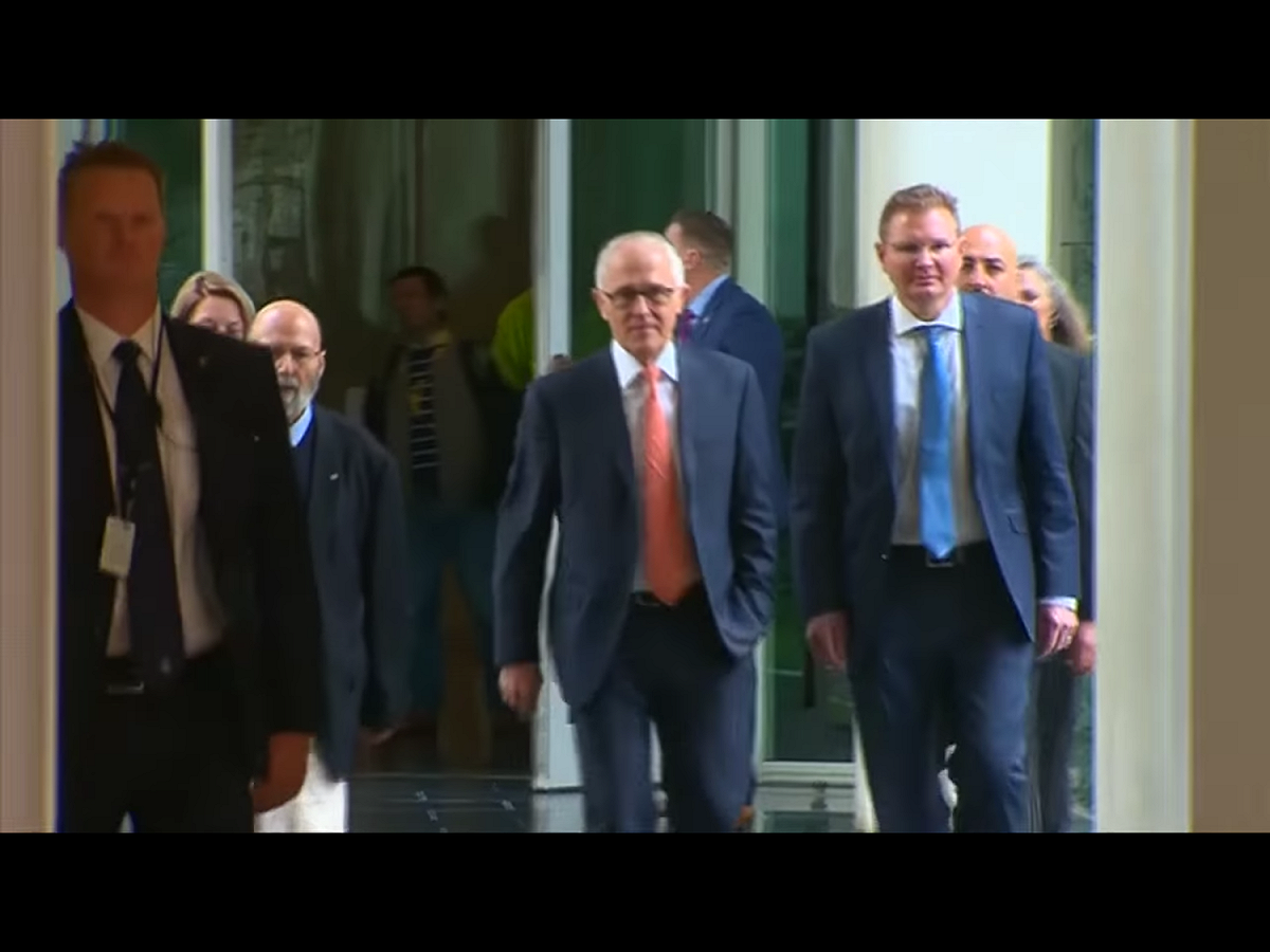 澳洲前總理麥肯.騰博爾（Malcolm  Turnbull，右2）在遭遇執政黨自由黨二度「逼宮」後宣佈辭職，財政部長托妮·莫里森（Toni Morrison）在隨後的黨內改選中獲勝，成為第30任澳洲總理。 圖：翻攝自Youtube