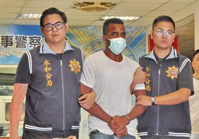 新北市警方持續偵辦加拿大男子慘遭分屍案，查獲一名美國籍男子及一名涉嫌購買凶刀的男性，兩人今天凌晨聲押禁見。 圖/中央社