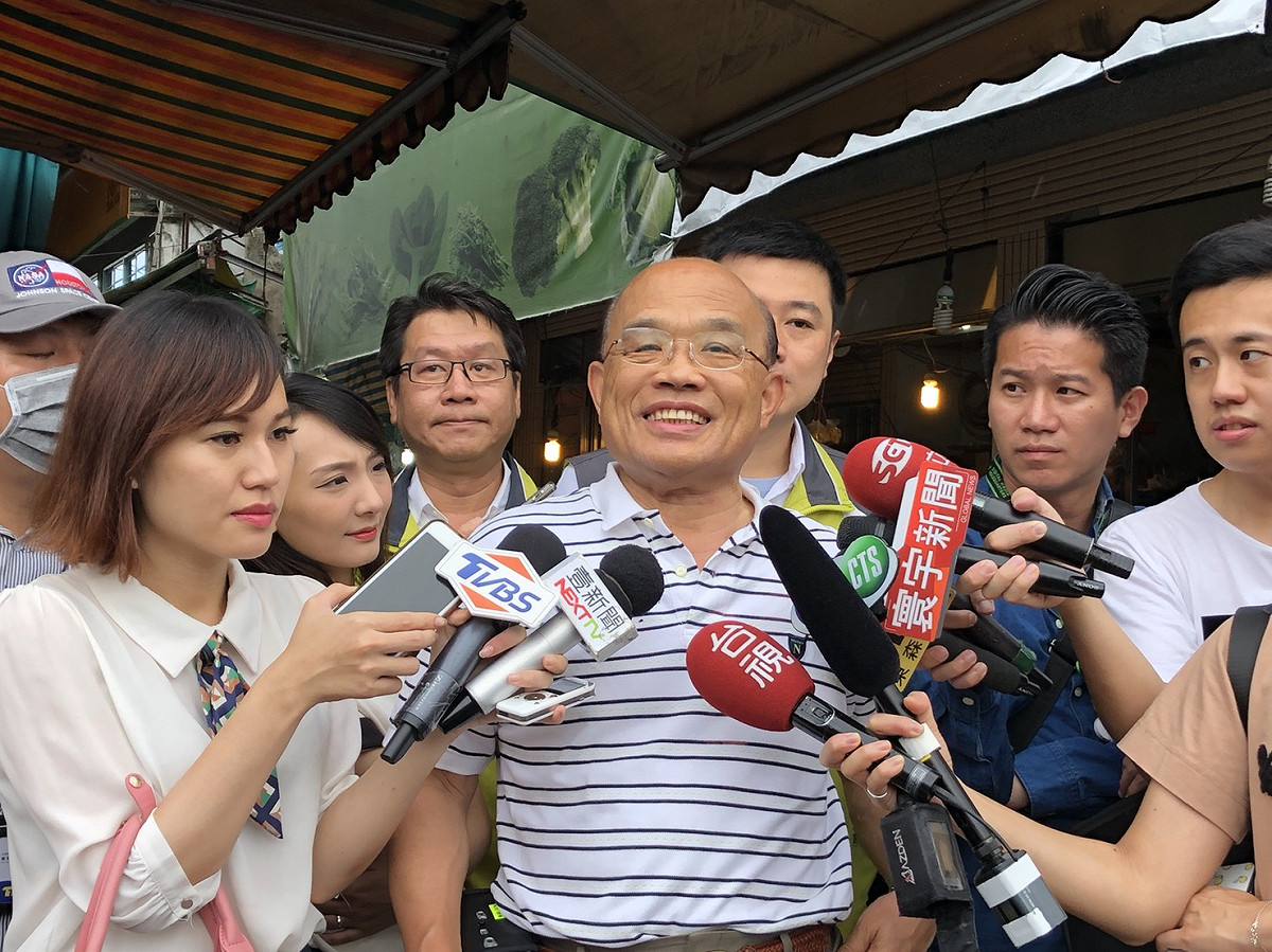 民進黨新北市長參選人蘇貞昌今（26）日上午前往汐止老街掃街拜票接受採訪。 圖：蘇貞昌辦公室提供