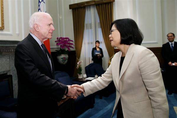 蔡英文總統曾在總統府接見過美國聯邦參議院軍事委員會主席馬侃。 圖：總統府提供（資料照片）