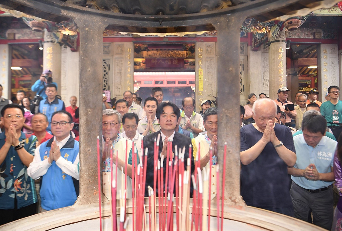 行政院長賴清德今（26）天上午在行政院客委會主委李永得陪同下，參加在新竹縣新埔義民廟舉辦的義民祭活動。 圖：行政院/提供
