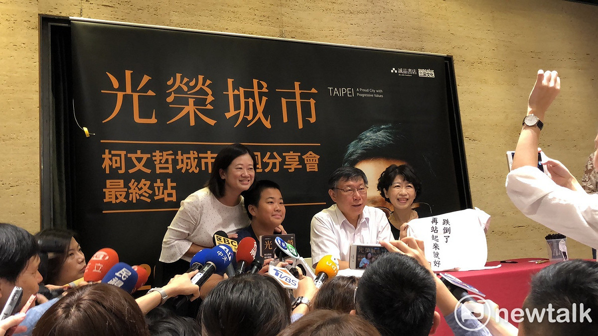 未獲國民黨提名卻揚言參選到底的議員參選人王致雅今（26）日帶著兒子參加台北市長柯文哲簽書會。 圖：周煊惠 / 攝