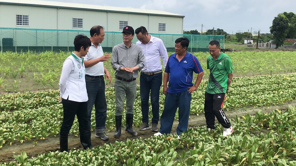 陳其邁關心當地里長及居民受損情形。 圖：陳其邁辦公室提供