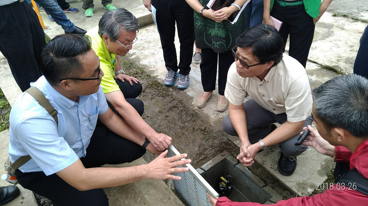 教育部長葉俊榮（右）26日下午便南下到「0823豪雨」受損學校勘災。圖為旗山國中勘災。 圖：教育部提供